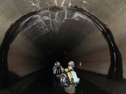 写真：トンネル内調査